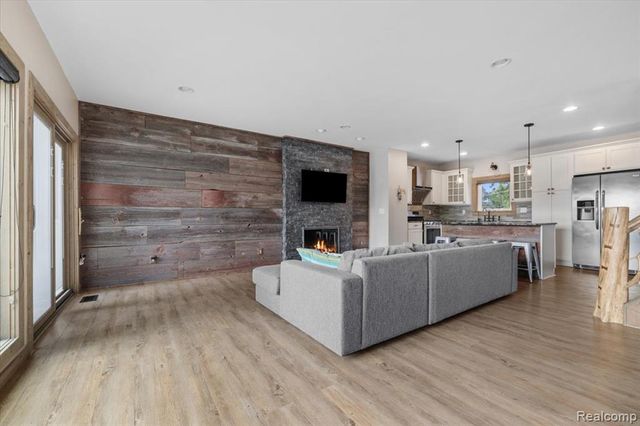11356 Riverbank Lane, Pinckney, MI 48169