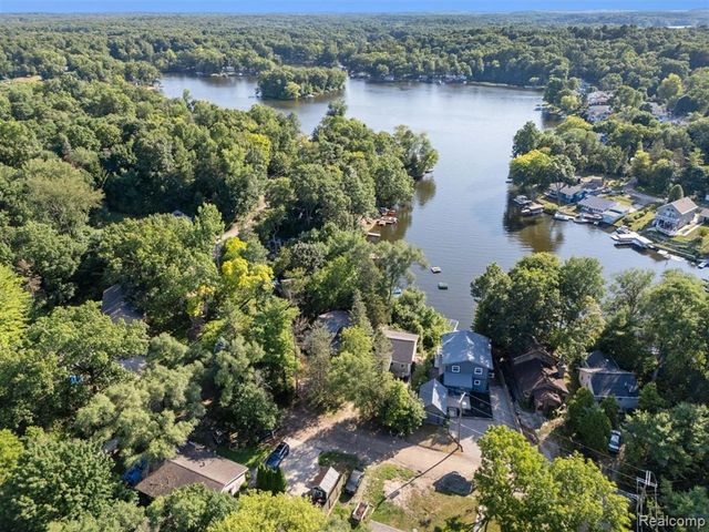 11356 Riverbank Lane, Pinckney, MI 48169