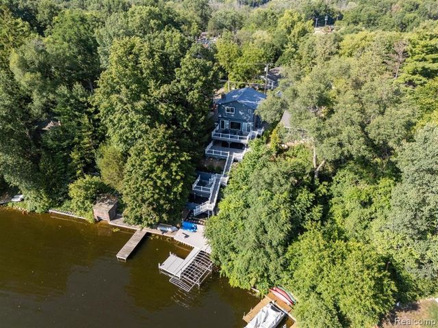 11356 Riverbank Lane, Pinckney, MI 48169
