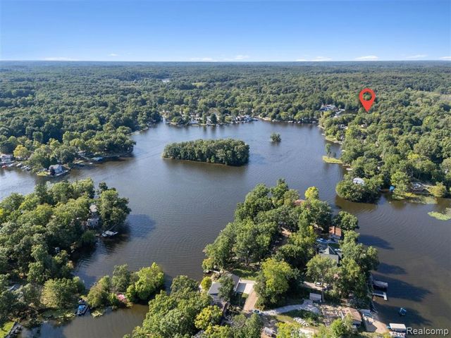 11356 Riverbank Lane, Pinckney, MI 48169