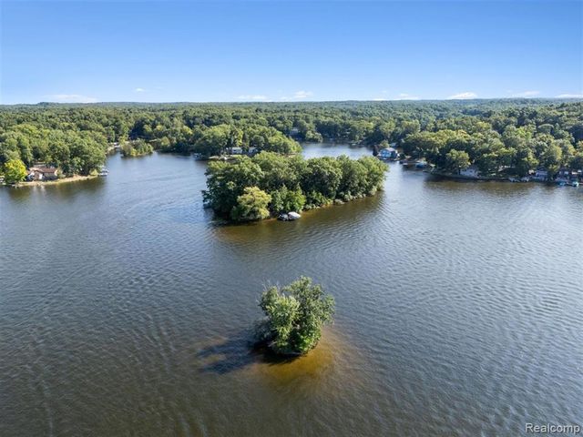 11356 Riverbank Lane, Pinckney, MI 48169