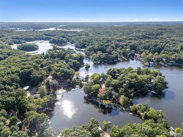 11356 Riverbank Lane, Pinckney, MI 48169