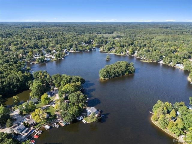 11356 Riverbank Lane, Pinckney, MI 48169