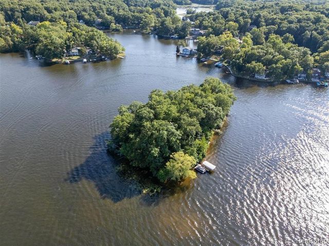 11356 Riverbank Lane, Pinckney, MI 48169