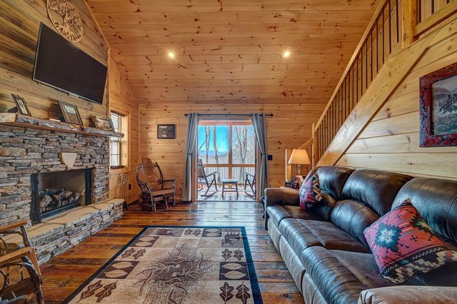 900 Cherokee Oaks Drive, Murphy, NC 28906