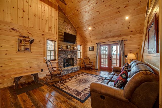 900 Cherokee Oaks Drive, Murphy, NC 28906