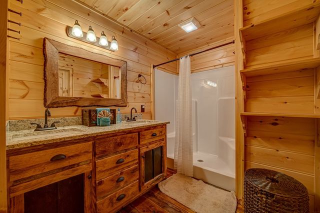 900 Cherokee Oaks Drive, Murphy, NC 28906