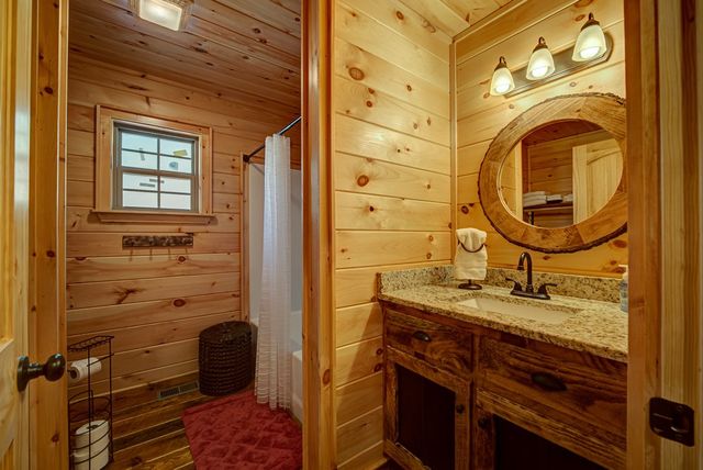 900 Cherokee Oaks Drive, Murphy, NC 28906
