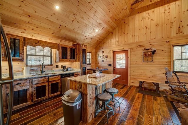 900 Cherokee Oaks Drive, Murphy, NC 28906