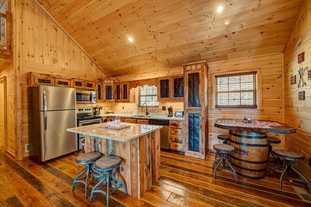 900 Cherokee Oaks Drive, Murphy, NC 28906
