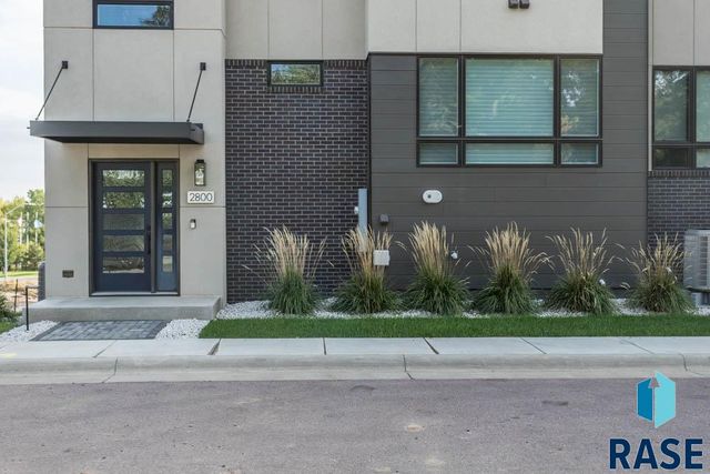 2800 S Oriya Pl Place, Sioux Falls, SD 57106