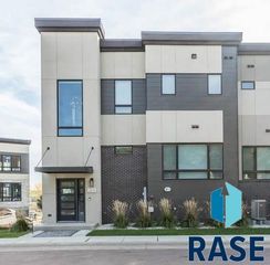 2800 S Oriya Pl Place, Sioux Falls, SD 57106