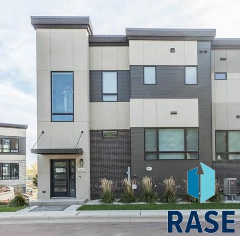 2800 S Oriya Pl Place, Sioux Falls, SD 57106