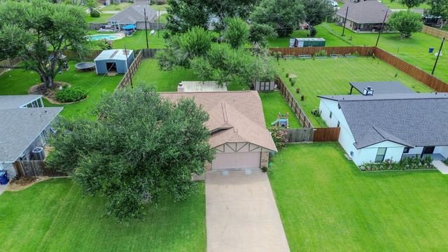 6126 Fox Ridge Drive, Angleton, TX 77515