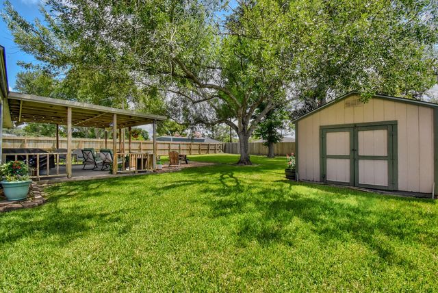 6126 Fox Ridge Drive, Angleton, TX 77515