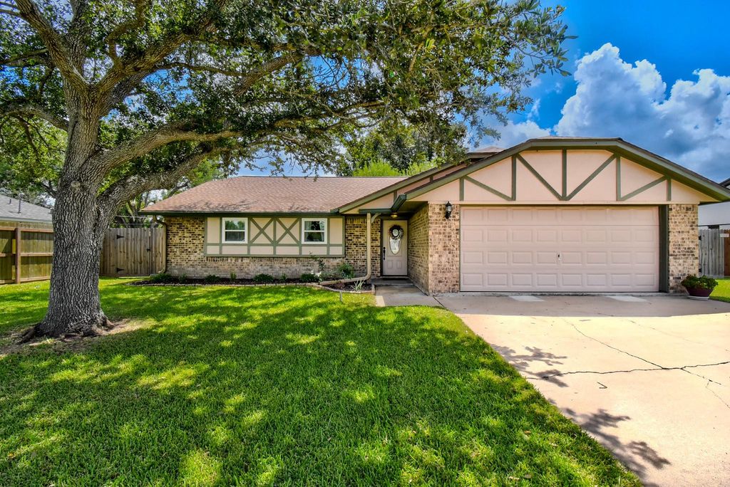 6126 Fox Ridge Drive, Angleton, TX 77515