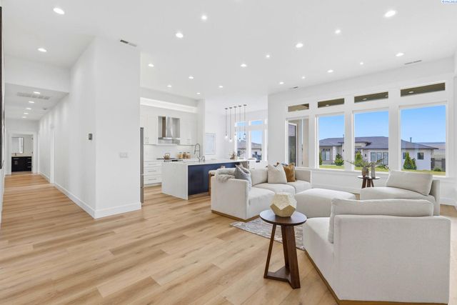 7467 W 22nd, Kennewick, WA 99338