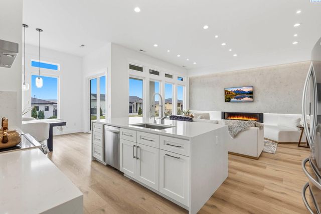 7467 W 22nd, Kennewick, WA 99338