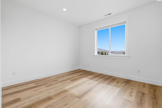 7467 W 22nd, Kennewick, WA 99338