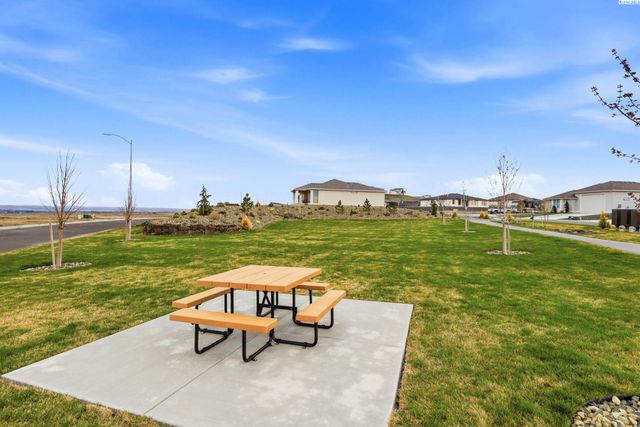 7467 W 22nd, Kennewick, WA 99338