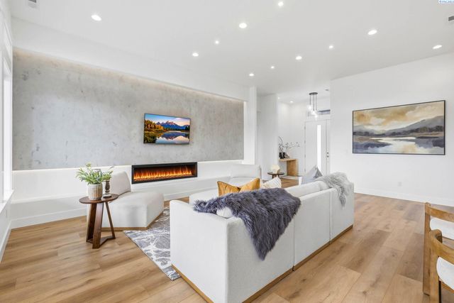 7467 W 22nd, Kennewick, WA 99338