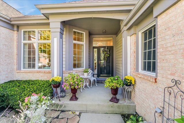 8 Canterbury Court, Lake In The Hills, IL 60156