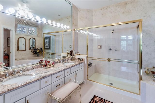 8 Canterbury Court, Lake In The Hills, IL 60156