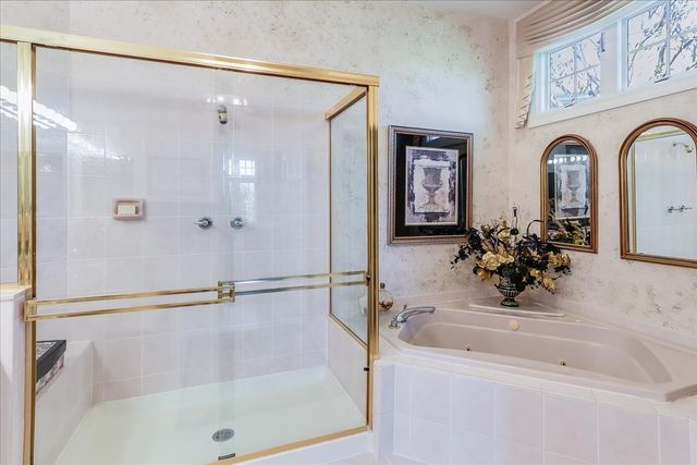 8 Canterbury Court, Lake In The Hills, IL 60156