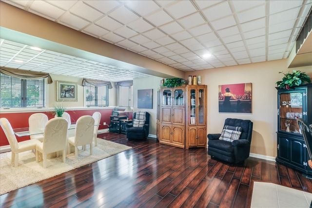 8 Canterbury Court, Lake In The Hills, IL 60156