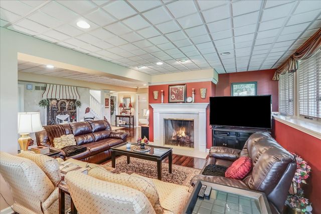 8 Canterbury Court, Lake In The Hills, IL 60156
