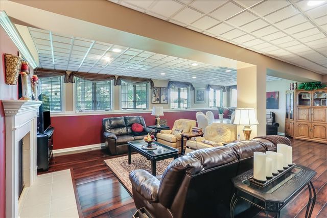 8 Canterbury Court, Lake In The Hills, IL 60156