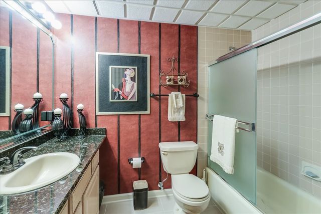 8 Canterbury Court, Lake In The Hills, IL 60156