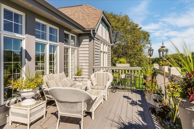 8 Canterbury Court, Lake In The Hills, IL 60156