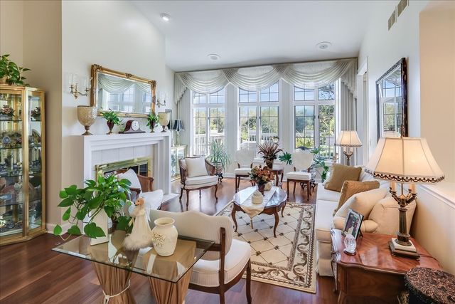 8 Canterbury Court, Lake In The Hills, IL 60156