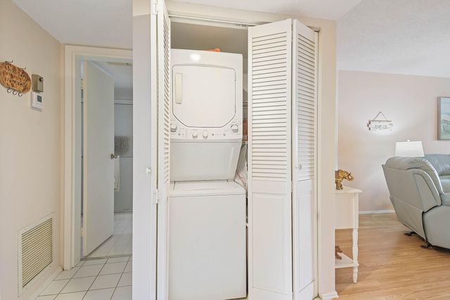 3755 Via Poinciana 106, Lake Worth, FL 33467