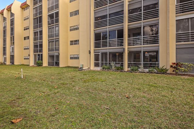 3755 Via Poinciana 106, Lake Worth, FL 33467