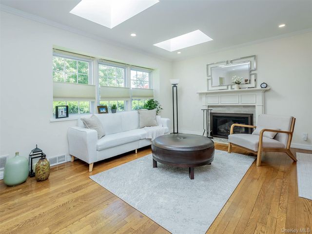 25 Andover Road, Port Washington, NY 11050