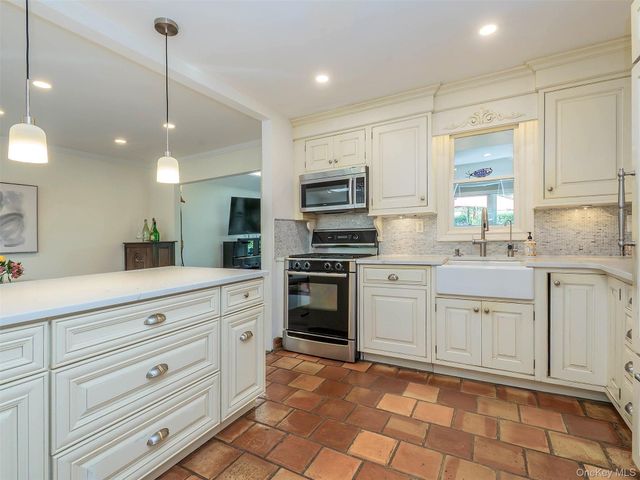 25 Andover Road, Port Washington, NY 11050