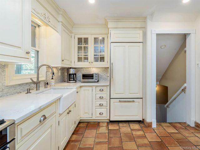 25 Andover Road, Port Washington, NY 11050