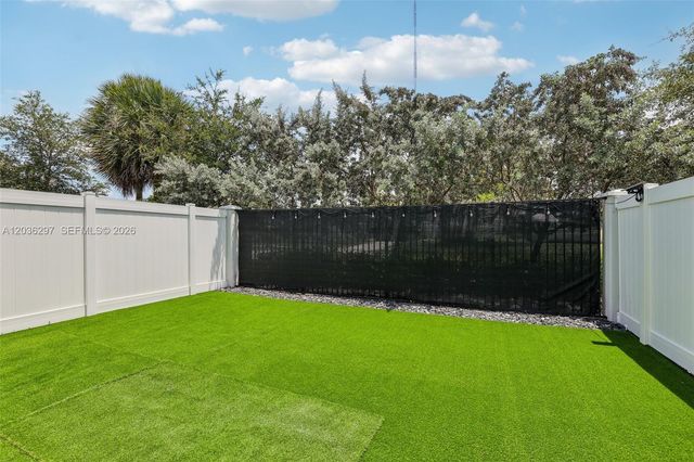592 NW 203rd Ter, Miami Gardens, FL 33169