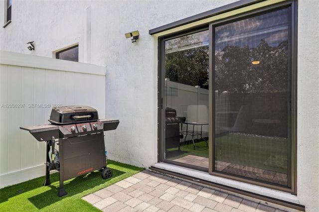 592 NW 203rd Ter, Miami Gardens, FL 33169
