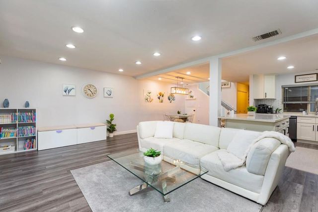 9758 Caminito Doha, San Diego, CA 92131