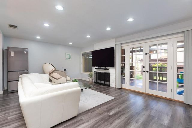 9758 Caminito Doha, San Diego, CA 92131