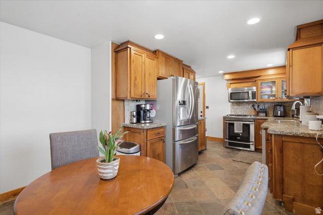 4407 S VISTA DR, South Ogden, UT 84403