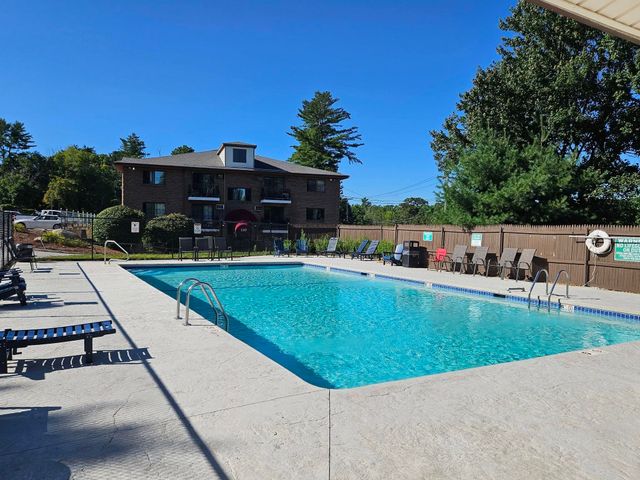 126 Mammoth Rd Apt 4, Hooksett, NH 03106
