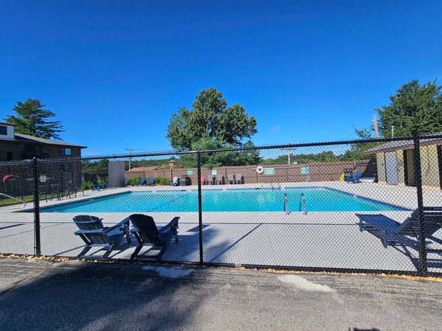 126 Mammoth Rd Apt 4, Hooksett, NH 03106