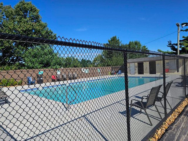 126 Mammoth Rd Apt 4, Hooksett, NH 03106