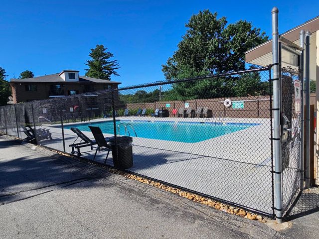 126 Mammoth Rd Apt 4, Hooksett, NH 03106
