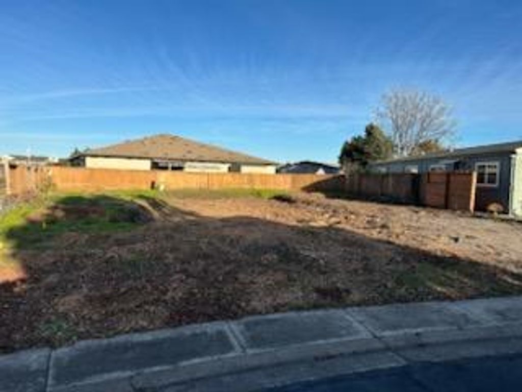 555 Freeman Road 105, Central Point, OR 97502