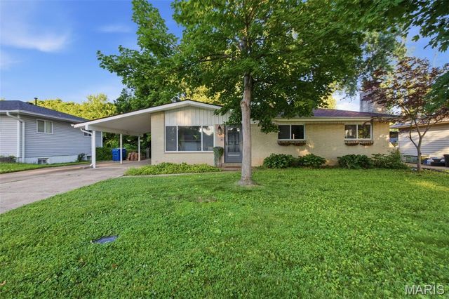 2720 Lakeport Drive, Maryland Heights, MO 63043